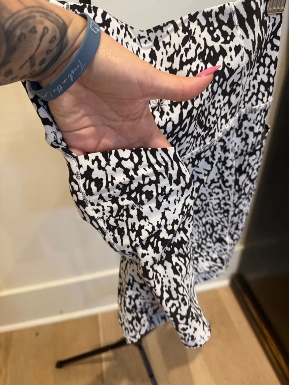 Athleta Salutation stash pocket II Abstract Print Bike Shorts